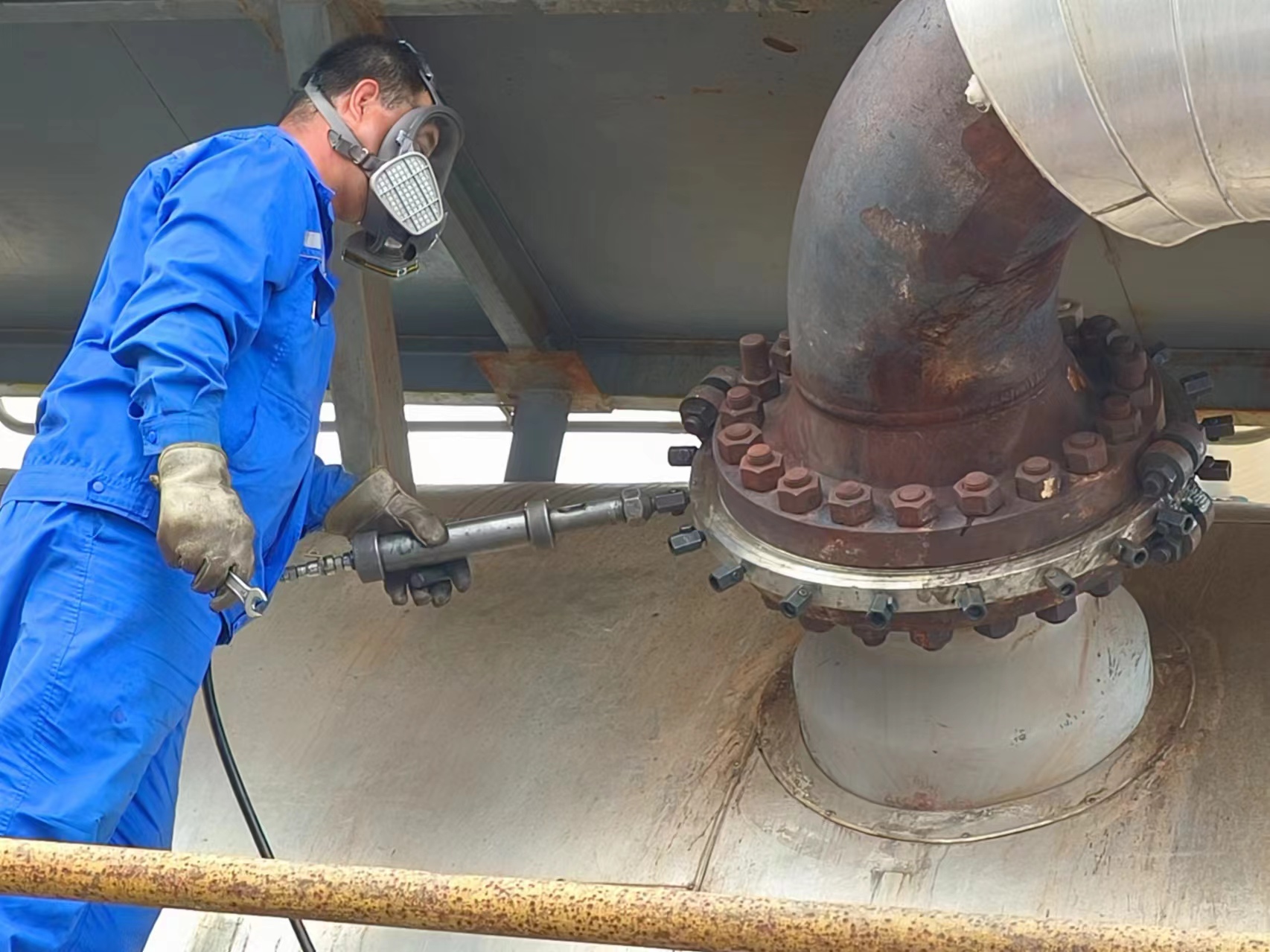 迅速響應,精準操作 —— 我司施工人員成功完成合作企業50公斤壓力蒸汽管道法蘭帶壓堵漏(圖1) 微信圖片_20240704132749.jpg